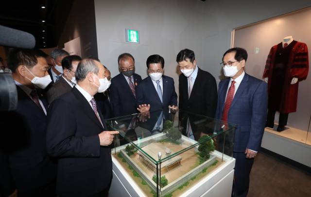 이영훈(오른쪽 세 번째) 여의도순복음교회 목사가 국민일보 조민제(오른쪽 두 번째) 회장 등 내빈들과 함께 조 목사의 초창기 사역 장소인 대조동 천막교회 모형을 관람하고 있다. 여의도순복음교회 제공