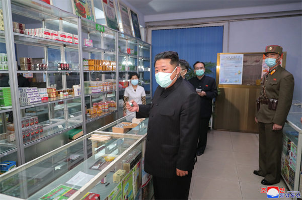 김정은 북한 국무위원장이 15일 마스크를 겹쳐 쓰고 평양 시내 한 약국을 찾아 의약품 공급 실태를 직접 점검하고 있다. 조선중앙통신은 16일 이 같은 사진을 공개했다. [사진 = 연합뉴스]
