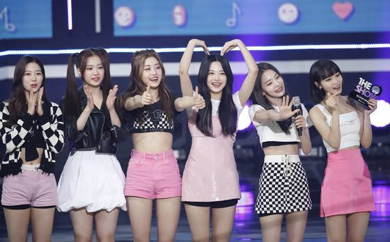 (서울=뉴스1) 권현진 기자 = 르세라핌이 10일 오후 서울 마포구 SBS프리즘타워에서 열린 SBS MTV '더쇼'에 출연해 1위를 차지한 뒤 기뻐하고 있다. 2022.5.10/뉴스1