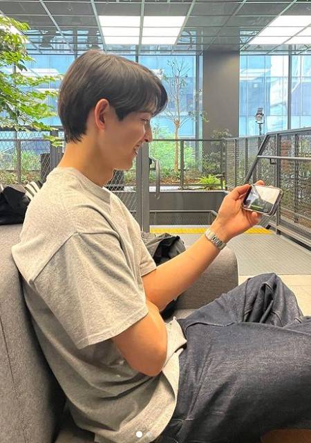 사진은 송중기가 16일 공개한 김태리의 브이로그를 시청하는 본인의 모습. /사진=송중기 인스타그램