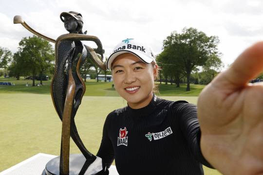 이민지가 16일 오전(한국시간) 미국 뉴저지주 클리프턴의 어퍼몽클레어컨트리클럽(파72)에서 열린 LPGA투어 코그니전트파운더스컵에서 우승한 뒤 트로피와 함께 셀카 찍는 시늉을 하고 있다.  AFP 연합뉴스
