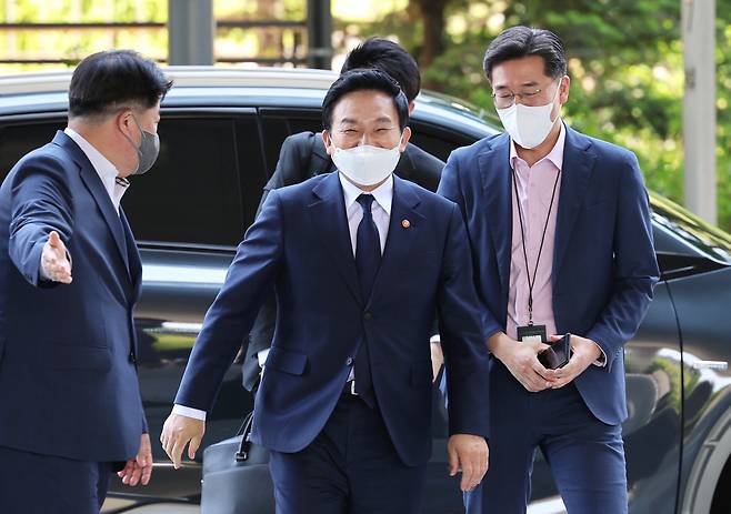 원희룡 신임 국토교통부 장관이 16일 오후 정부세종청사에서 열린 취임식에 참석하기 위해 청사에 도착, 이동하고 있다. [연합]