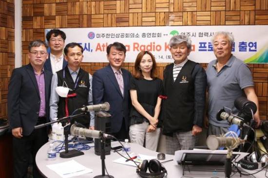 영주시 관계자가  애틀랜타 현지 라디오 방송에 출연해 이주촌 조성사업을 설명한 후 방송 관계자들과 기념사진을 찍고 있다.( 영주시 제공)