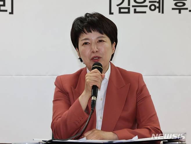 [서울=뉴시스] 국회사진기자단 = 국민의힘 김은혜 경기도지사 후보가 16일 서울 프레스센터에서 열린 서울-경기 상생발전 정책협약 체결식에서 정책을 발표하고 있다. 2022.05.16. photo@newsis.com