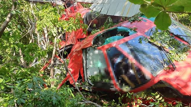 [거제=뉴시스] 신정철 기자= 16일 오전 9시께 경남 거제시 거제면 동상리 산 14번지 선자산 인근에 화물을 운반하던 에어팰리스(화물운송회사) 소속 HL9490 헬기가 추락해 조종사 등 3명이 중상을 입었다.사진은 추락 헬기 잔해 모습.(사진=경남소방본부 제공).2022.05.16. photo@newsis.com *재판매 및 DB 금지