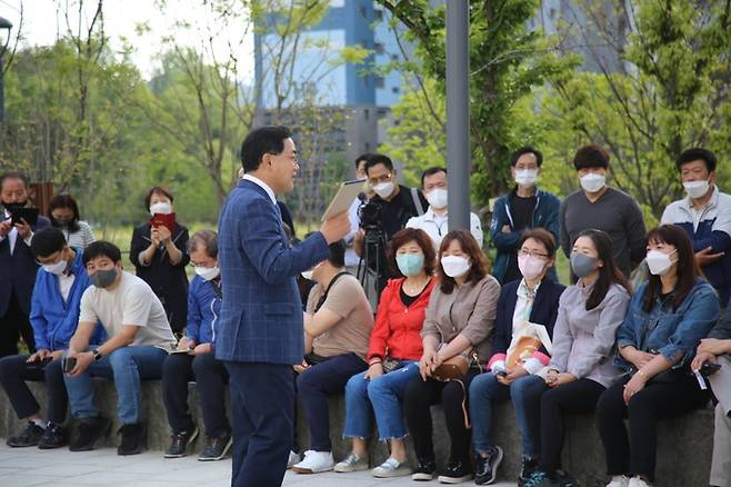 [창원=뉴시스] 강경국 기자 = 더불어민주당 허성무 경남 창원시장 후보가 지난 15일 유니시티 입주민 초청으로 단지 내 중앙공원 어울림마당에서 간담회를 갖고 있다. (사진=허성무 후보 제공). 2022.05.16. photo@newsis.com *재판매 및 DB 금지