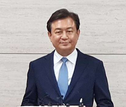 6·1 충북교육감 선거에 출마한 진보 성향의 김병우 후보가 16일 충북교육청 브리핑실에서 기자회견을 열어 보수 성향 후보 3인의 단일화를 '정치적 야합'이라고 비판하고 있다.2022.05.16.kipoi@newsis.com