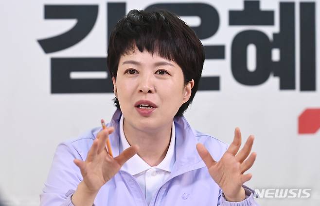 [수원=뉴시스] 김종택기자 = 김은혜 국민의힘 경기도지사 후보가 경기도 수원시 국민의힘 경기도당 선거 캠프에서 뉴시스와 인터뷰를 하고 있다. 2022.05.16. jtk@newsis.com