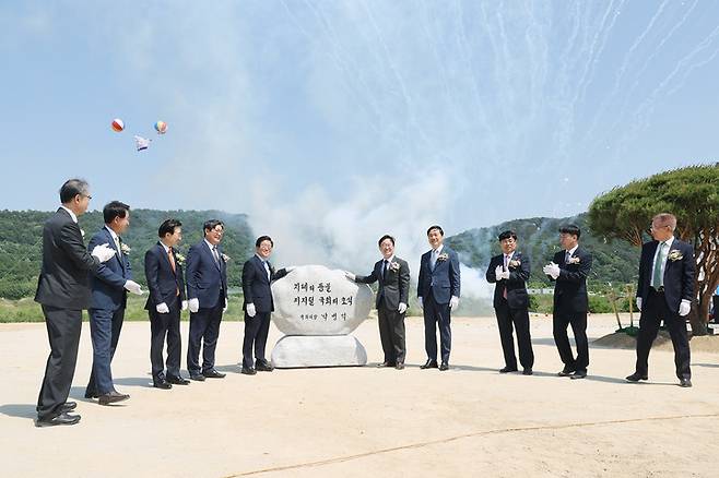 [대전=뉴시스] 조명휘 기자 = 국회 통합디지털센터 착공식이 16일 오후 대전 갑천 호수공원 일원서 박병석(대전 서구갑) 국회의장과 박범계(대전 서구을) 국회의원 등이 참석한 가운데 열리고 있다. 국회 통합디지털 센터는 2024년까지 총사업비 468억 원을 투입해 지하1층~지상4층 규모로 국회 데이터센터, 디지털 도서관, 디지털 체험관을 조성하는 사업이다. (사진= 대전시 제공) 2022.05.16. photo@newsis.com *재판매 및 DB 금지