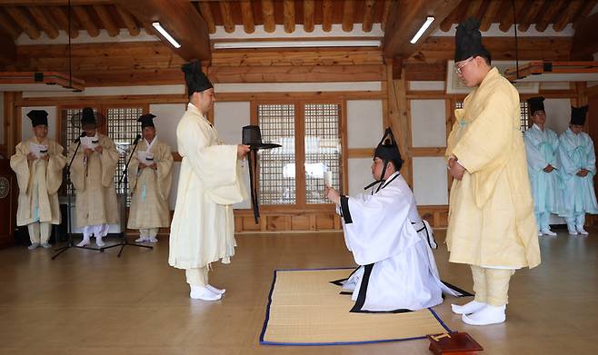 [진주=뉴시스] 경상국립대, 성년의날 전통 관례 모습. *재판매 및 DB 금지
