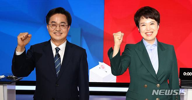 [수원=뉴시스] 인천경기기자협회 공동취재단 = 김동연 더불어민주당 경기도지사 후보와 김은혜 국민의힘 경기도지사 후보가 9일 오후 경기도 수원시 SK브로드밴드 수원방송에서 열린 경기언론인클럽·인천경기기자협회가 공동 주최한 제8회 전국동시지방선거 경기도지사 후보자 초청 토론회에 앞서 포즈를 취하고 있다. 2022.05.09. photo@newsis.com