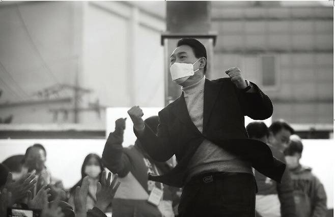 [서울=뉴시스] '윤석열의 길' 수록 사진 (사진=엘컴퍼니 제공) 2022.05.16. photo@newsis.com *재판매 및 DB 금지