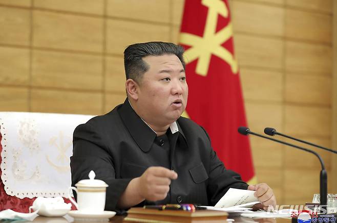 [평양=AP/뉴시스] 지난 15일 북한 김정은 조선노동당 총비서 겸 국무위원장이 평양에서 열린 당 중앙위원회 정치국 비상협의회에서 발언하고 있다. 2022.05.16.