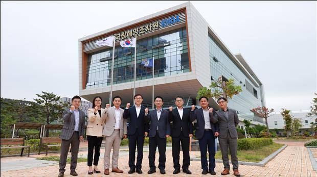 [부산=뉴시스] 국립해양조사원과 국토교통부 국토지리정보원은 위성정보를 기반으로 육지에서 바다까지 연속적인 공간 정보 생산과 양 기관의 위성기술 협력 강화를 위해 기술협력을 추진한다고 16일 밝혔다. (사진=국립해양조사원 제공) *재판매 및 DB 금지