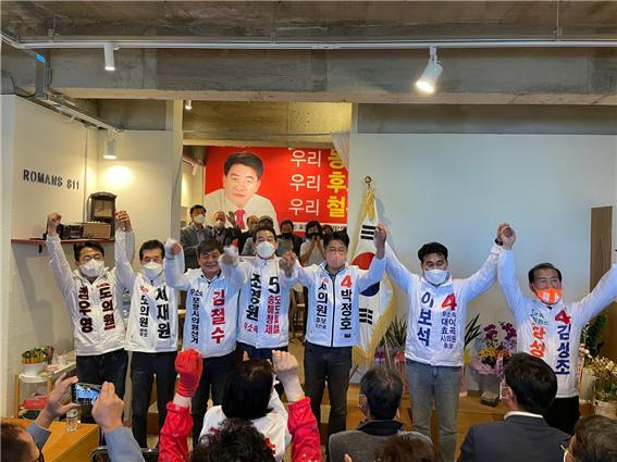 [포항=뉴시스] 강진구 기자 = 김철수 포항시의회 아(구룡포·동해·장기·호미곶) 선거구 무소속 후보는 15일 오후 동해면 호미로 선거사무소에서 '부당 공천 심판을 위한 무소속희망연대, 필승! 릴레이 개소식'을 개최했다.(사진=김철수 후보 선거사무소 제공) 2022.05.16.photo@newsis.com  *재판매 및 DB 금지