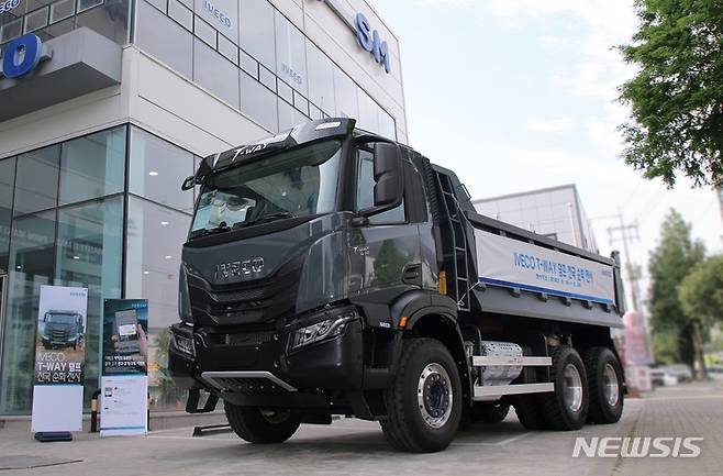 [서울=뉴시스]이탈리아 상용차 브랜드 이베코(IVECO)의 한국지사인 이베코그룹코리아는 오는 28일까지 전국 6개 권역에서 적재중량 15t 대형 덤프트럭 모델 '이베코 T-웨이(T-WAY)'의 순회전시를 개최한다고 16일 밝혔다.(사진=이베코그룹코리아 제공) 2022.5.16 photo@newsis.com