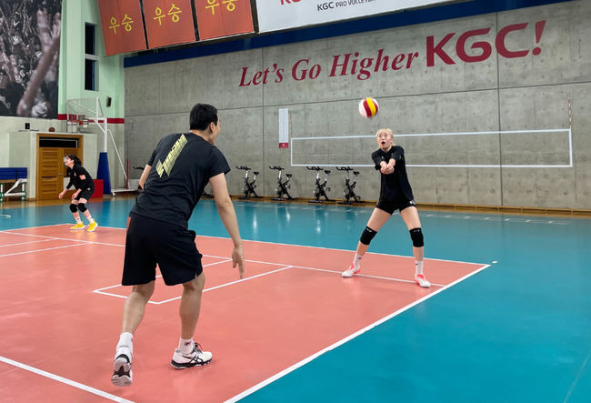 KGC인삼공사 박은진이 고희진 감독과 훈련을 하고 있다. /KGC인삼공사 제공