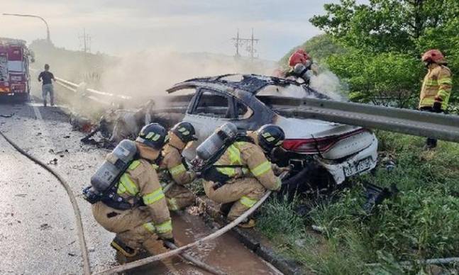 경주에서 한 승용차가 가드레일 추돌 후 불이 나 소방당국이 진화에 나섰다. 경주소방서 제공