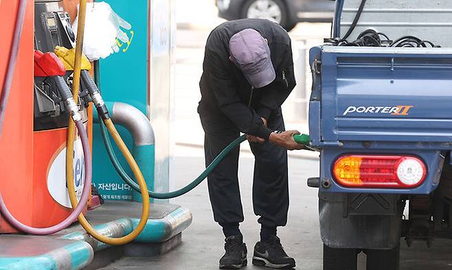 16일 서울 시내 주유소에서 경유를 주유 중인 화물차 모습. 연합뉴스