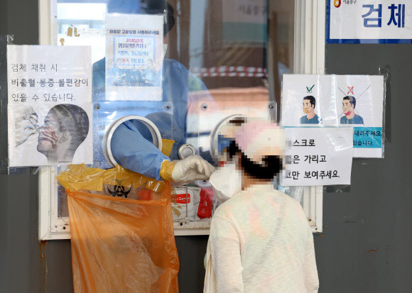 코로나19 신규 확진 감소세 뚜렷 - 코로나19 신규 확진이 104일 만에 1만 명대를 기록한 16일 오전 서울 중구 서울역 코로나19 선별검사소에서 시민이 PCR 검사를 받고 있다.      중앙방역대책본부는 이날 0시 기준으로 신규 확진자가 1만3천296명 늘어 누적 1천779만5천357명으로 집계됐다고 밝혔다.      신규 확진자 수는 전날(2만5천434명)보다 1만2천138명 적다. 보통 월요일 발표되는 신규 확진자 수는 휴일인 주말 검사 건수가 감소하는 영향으로 주중 가장 적게 나오는 경향이 있다. 2022.5.16 연합뉴스