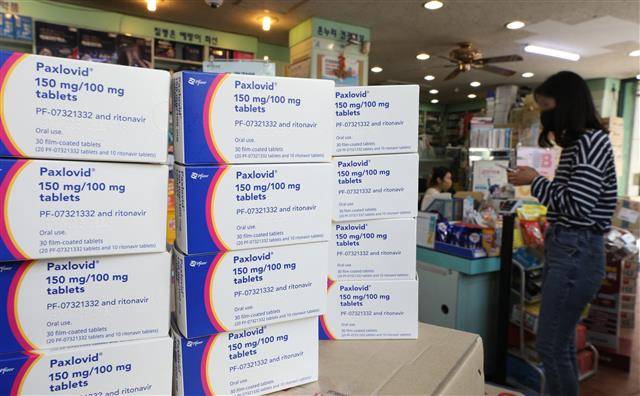 코로나 치료제 ‘팍스로비드’ 12세 이상 기저질환자도 처방 시작 - 16일 서울의 한 약국에 먹는 코로나19 치료제 ‘팍스로비드’가 진열돼 있다. 이날부터 당뇨, 심혈관질환, 만성 신장질환, 만성 폐질환, 신경발달장애 등이 있거나 체질량지수 30㎏/㎡ 이상인 만 12세 이상 기저질환자는 팍스로비드를 처방받을 수 있다. ‘라게브리오’ 처방 대상은 만 18세 이상 기저질환자로 확대됐다.뉴스1