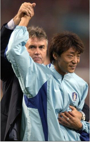 지난 2002년 6월 한국과 터키의 월드컵 3-4위전을 마친뒤 히딩크감독이 이번 대회를 끝으로 대표팀에서 은퇴하는 황선홍 선수의 손을 들어주고 있다. 연합뉴스
