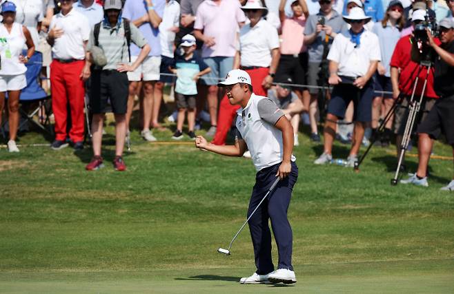 이경훈이 16일 미국 텍사스주 매키니의 TPC 크레이그 랜치에서 열린 PGA 투어 AT&T 바이런 넬슨 최종라운드 17번홀에서 선두를 지키는 3.5m 파 퍼트를 넣은 뒤 주먹을 불끈 쥐고 있다. 매키니｜AFP 연합뉴스