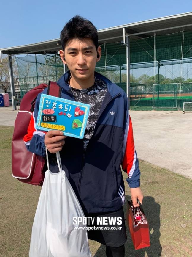 ▲ 키움 이정후가 2020년 2월 대만 스프링캠프에서 현지 야구팬들로부터 받은 손편지를 들어보이고 있다. ⓒ스포티비뉴스DB