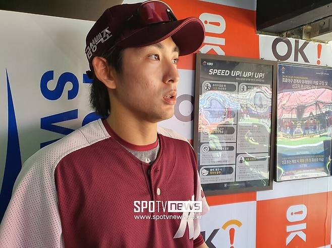 ▲ 키움 이정후가 15일 수원 키움-kt전을 앞두고 팬서비스와 관련해 이야기를 하고 있다. ⓒ수원, 고봉준 기자