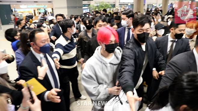 엔하이픈 '독일 공연 마치고 입국'[영상]