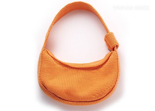 봄을 맞아 자주 착용하는 메종마레의 니트 백.