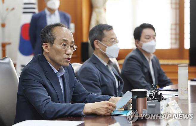 경제관계장관 간담회서 발언하는 추경호 부총리 (서울=연합뉴스) 김인철 기자 = 추경호 경제부총리 겸 기획재정부 장관이 15일 오후 서울 종로구 정부서울청사에서 열린 경제관계장관 간담회에서 발언하고 있다. 2022.5.15 yatoya@yna.co.kr