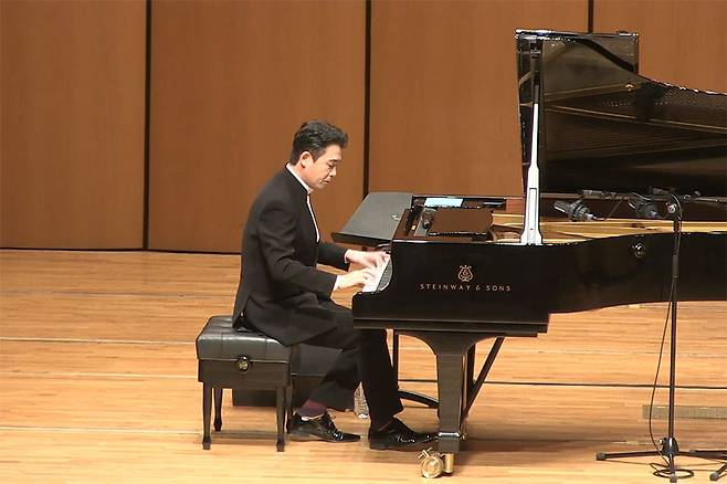 13일 오후 서울 구로구 구로아트밸리 예술극장에서 '2022 평화 콘서트 - 남북 가곡의 밤' 공연이 진행되고 있다.[한국경제문화연구원 제공. 재판매 및 DB금지]