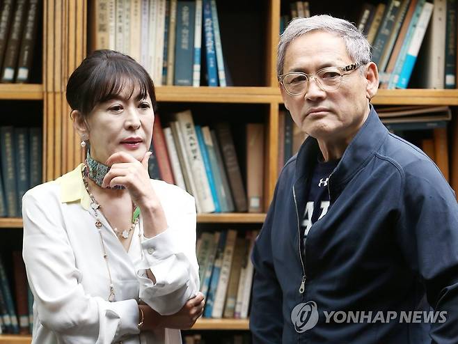 2016년 '햄릿' 주역 유인촌-윤석화 배우 유인촌(오른쪽)과 윤석화가 지난 2016년 6월 17일 연합뉴스와 인터뷰에 앞서 포즈를 취한 모습 [연합뉴스 자료사진]