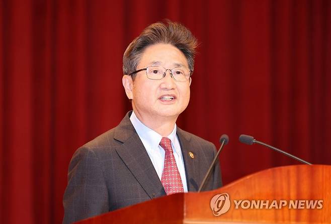 밝은 표정으로 취임사 하는 박보균 신임 문체부 장관 (세종=연합뉴스) 김주형 기자 = 박보균 신임 문화체육관광부 장관이 16일 오후 세종시 정부세종청사에서 열린 취임식에서 취임사하고 있다. 2022.5.16 kjhpress@yna.co.kr