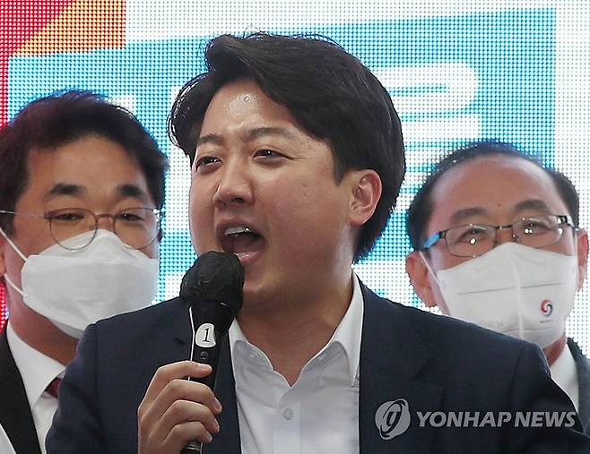 지지 호소하는 이준석 (인천=연합뉴스) 윤태현 기자 = 국민의힘 이준석 대표가 16일 오후 인천시 계양구 계산역 입구에서 6·1 지방선거와 계양을 보궐선거에 출마한 국민의힘 후보들을 지지해달라고 호소하고 있다. 2022.5.16 tomatoyoon@yna.co.kr