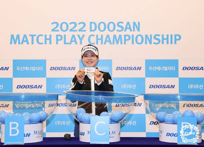 박민지가 17일 열린 두산매치플레이 챔피언십 조추첨식에서 최은우의 이름표를 꺼내 펼쳐보이고 있다. (사진=KLPGA)