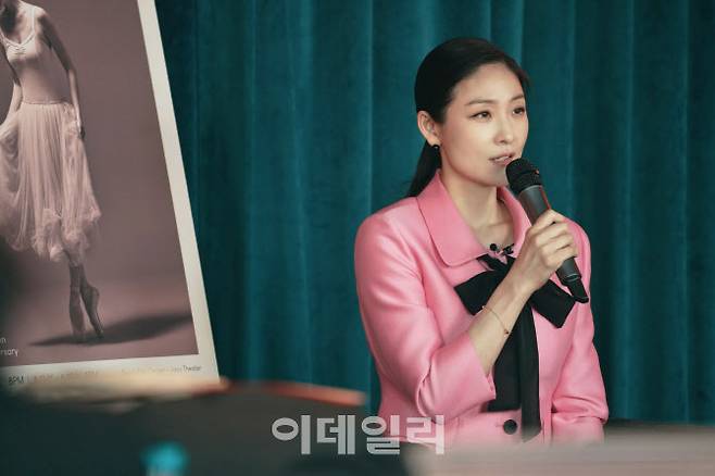 발레리나 김주원이 17일 서울 강남구 EMK엔터테인먼트 사옥에서 연 데뷔 25주년 기념 공연 ‘레베랑스’ 기자간담회에서 기자들 질문에 답하고 있다. (사진=EMK엔터테인먼트)