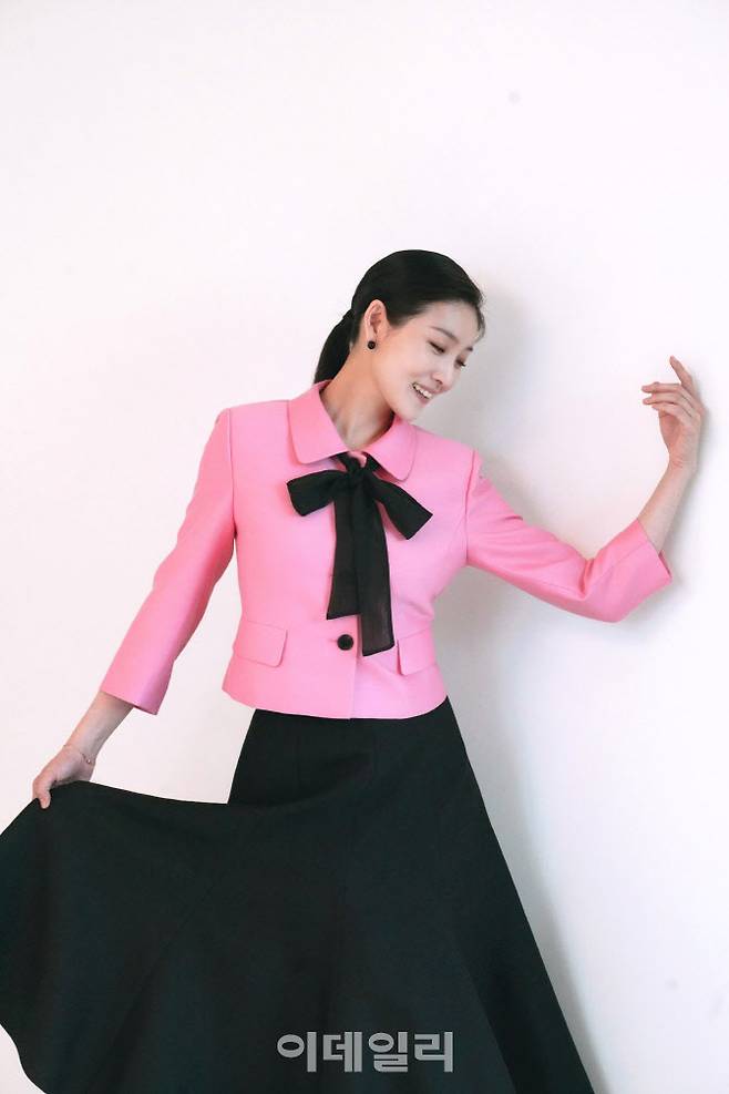 발레리나 김주원이 17일 서울 강남구 EMK엔터테인먼트 사옥에서 연 데뷔 25주년 기념 공연 ‘레베랑스’ 기자간담회에 앞서 포즈를 취하고 있다. (사진=EMK엔터테인먼트)