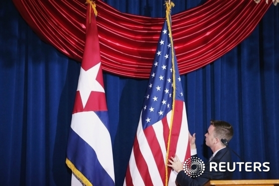 지난 2015년 미국 워싱턴에서 쿠바 대사관이 재개설되는 동안 미국과 쿠바 국기가 나란히 세워진 모습. © News1 우동명
