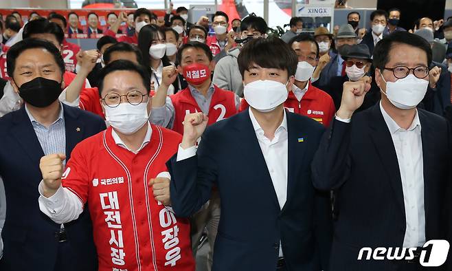 이준석 당대표와 김기현 공동선대위원장을 비롯한 각 후보자들이17일 이장우 국민의힘 대전시장 선거사무실에서 열린 제8회 전국동시지방선거 대전시당 선거대책회의에서 필승을 결의하고 있다. 2022.5.17/뉴스1 © News1 김기태 기자