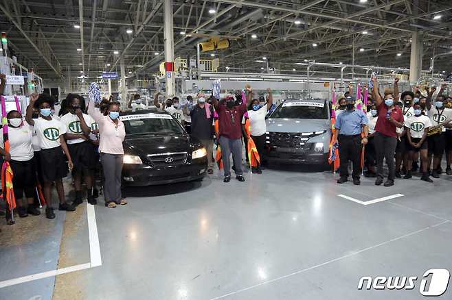 지난해 8월12일(현지시간) 미국 앨라배마주 몽고메리 현대자동차 공장(HMMA)에서 열린 누적 생산 500만대 생산 달성 기념식에서 자축 퍼레이드가 진행되고 있다. 지난 2005년 5월에 생산한지 16년 3개월 만이다. (현대차 제공) 2021.8.13/뉴스1