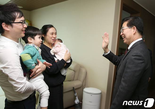 17일 양승조 충남도지사 후보는 ‘내 삶이 바뀌는 공약’ 첫 번째 공약으로 ‘꿈비채 2.0’ 충남형 더 행복한 주택 4000호를 추가 건립하겠다고 발표했다.(양승조 후보 캠프 제공)© 뉴스1