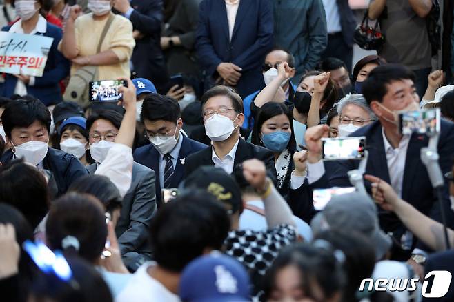 이재명 더불어민주당 총괄선대위원장이 17일 오후 광주시 금남로에서 열린 ‘5·18 민중항쟁 기념행사 전야제’에서 당원들과 함께 행진하고 있다. 2022.5.17/뉴스1 © News1 황기선 기자