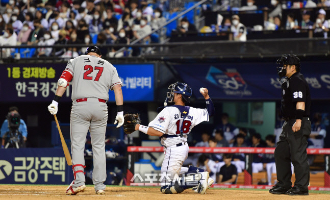 내야수 김민혁이 17일 열린 2022프로야구 두산베어스와 SSG랜더스의 경기 교체된 주전포수 박세혁을 대신해 포수로 출전하고 있다. 2022.05.17.잠실 | 강영조기자kanjo@sportsseoul.com