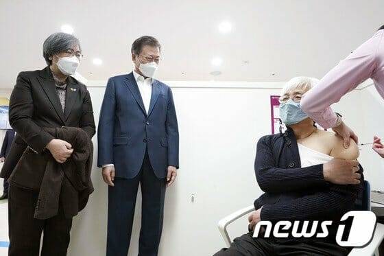 문재인 대통령이 신종 코로나 바이러스 감염증(코로나19) 백신 접종이 시작된 26일 오전 서울 마포구보건소를 방문해 김윤태 푸르메재단 넥슨어린이재활병원장이 접종 받는 모습을 지켜보고 있다. 왼쪽은 정은경 질병관리청장.(사진=뉴스1)