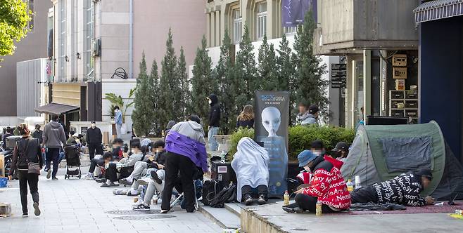 5월 16일 오전 서울 시내 한 편집숍 앞에 슬리퍼를 사려는 손님 200여명이 개장을 기다리고 있다. 이날 판매된 슬리퍼는 아디다스와 힙합 아티스트 칸예웨스트가 콜라보한 제품으로 한 족당 9만원대에 구매할 수 있지만, 리셀 플랫폼 등에서 20만원대에 거래 되고 있다. 손님들은 전날 부터 텐트, 방한용품 등을 챙겨 밤새 기다렸다고 했다. /김지호 기자