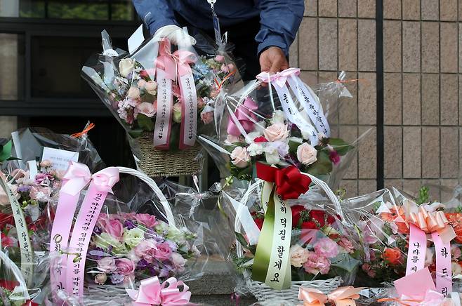 17일 오후 경기도 과천 법무부 청사 앞으로 한동훈 법무부 장관 지지자들이 보낸 꽃바구니가 배달되고 있다. /뉴스1