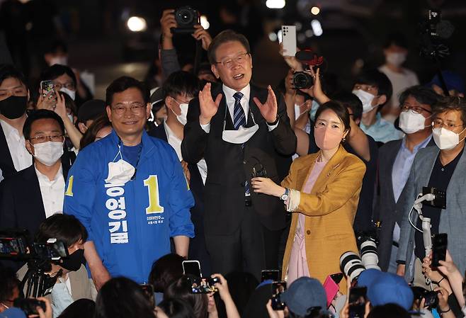 인천 계양을 국회의원 보궐선거에 출마한 이재명 더불어민주당 총괄상임선거대책위원장과 송영길 서울시장 후보가 16일 오후 서울 마포구 홍대 앞에서 시민들에게 지지를 호소하고 있다. /연합뉴스