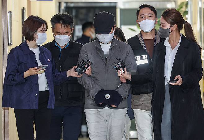 회삿돈 614억 원을 횡령한 혐의로 구속된 우리은행 직원 A씨가 6일 오전 서울 중구 남대문경찰서에서 서울중앙지검으로 송치되고 있다. /연합뉴스